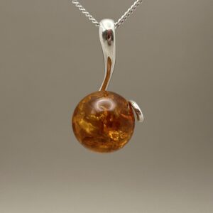 KULKA z bursztynu oprawiona w srebro