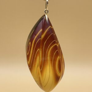 Wisiorek z naturalnego ręcznie rzeźbionego bursztynu bałtyckiego