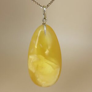 Wisiorek z mlecznego bursztynu bałtyckiego ze złotą krawatką