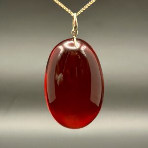 Wisiorek z czerwonego barwionego bursztynu bałtyckiego