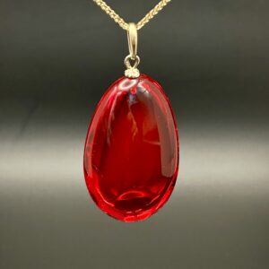 Wisiorek z czerwonego barwionego bursztynu