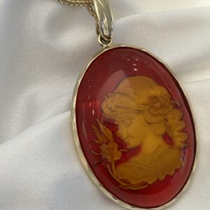 Wisiorek z barwionego bursztynu Kamea w złocie