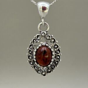 Wisiorek w stylu VINTAGE z bursztynem