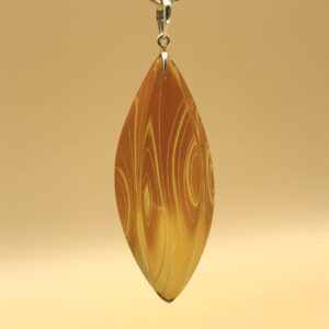 Wisiorek bursztynowy ze złotą krawatką